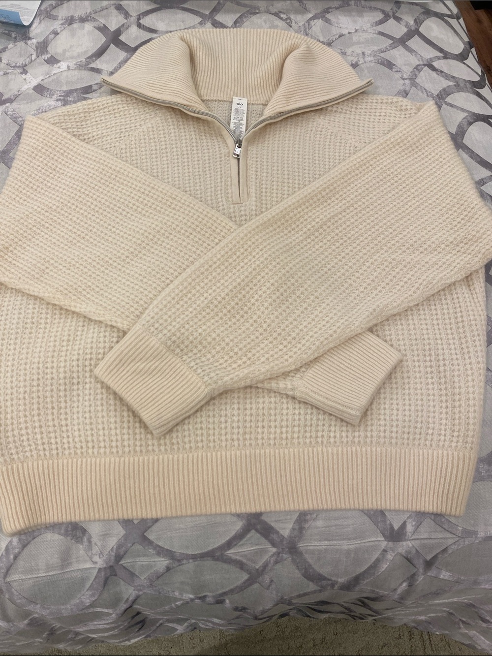 ALO Yoga cashmere plush waffle 1/4 zip pullover Sweater

Color cream.  Size larg